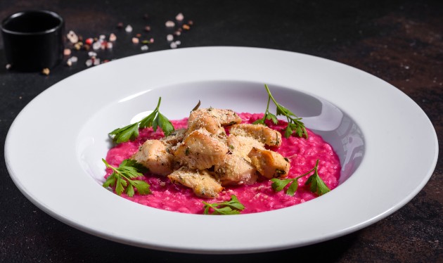 Pureći file na posteljici od zelenih mahuna i cikle