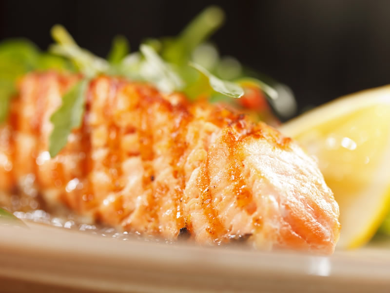 Svici od fileta lista i lososa u umaku od komorača