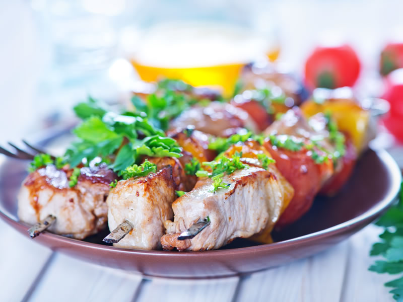 Pikantni pileći ražnjići i mango tabbouleh