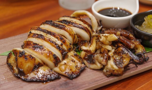 Lignje na tavi s limunom i češnjakom