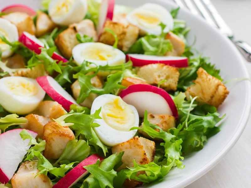 Salata s piletinom i pestom