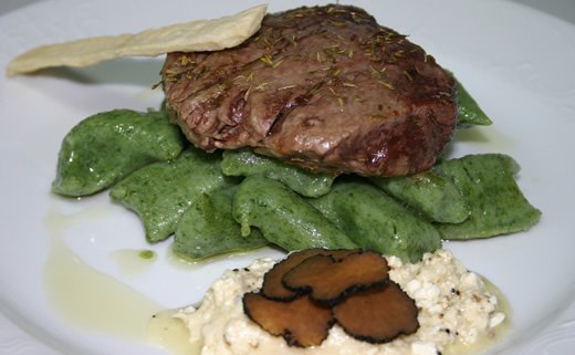 Biftek i njoki od špinata s umakom od sira i tartufa