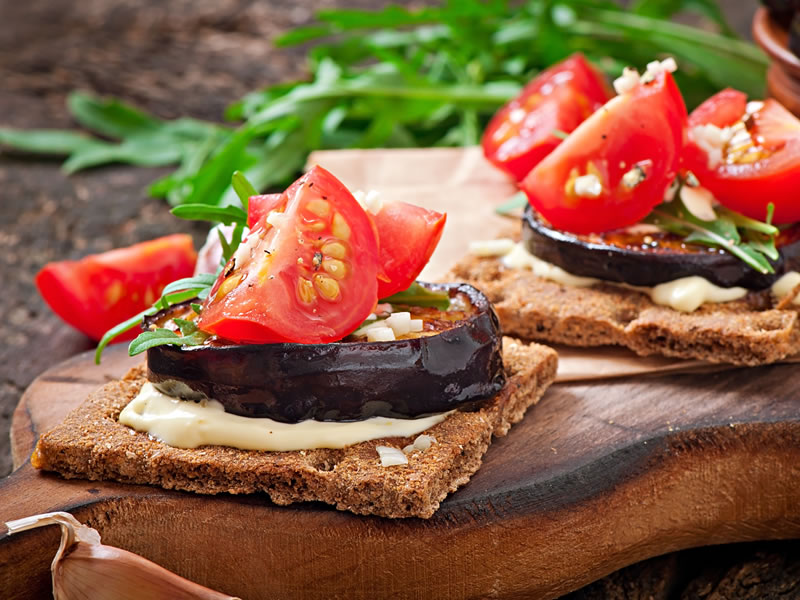 Patlidžani na žaru i sendvič s rikulom i piletinom