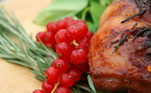 Začinjena junetina s ribizlom i mladim lukom