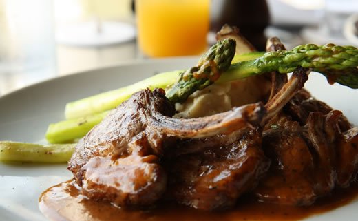 Svinjski kotleti u umaku od brusnica