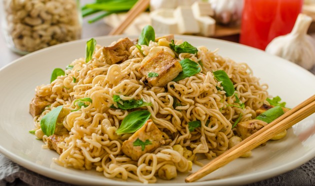 Piletina na kineski s indijskim oraščićima