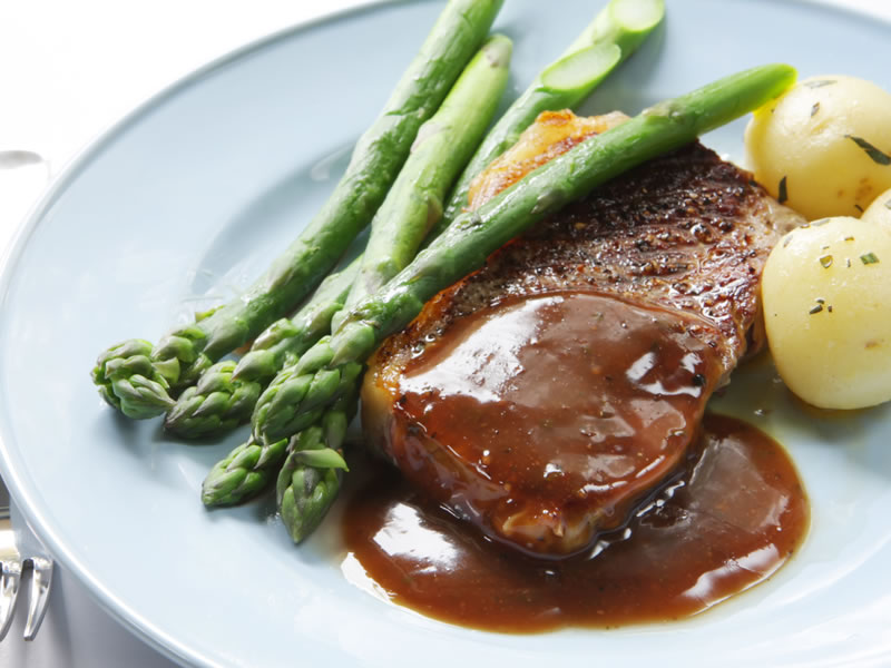 Svinjski kotleti s umakom od smeđeg šećera