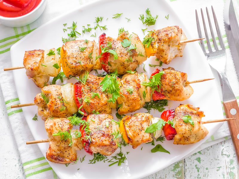 Pileći ražnjići s ananasom i jagodama u limunskoj marinadi