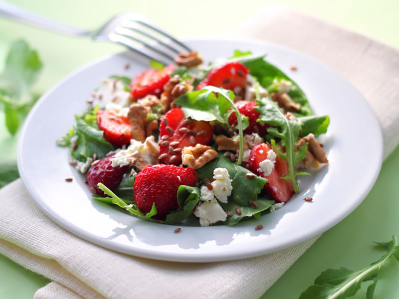 Salata od špinata i jagoda