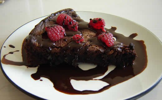 Čokoladni kolač s preljevom od malina