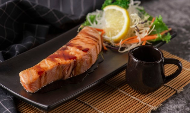 Marinirani losos na tavi