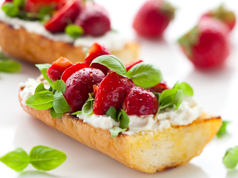 Bruschetta sa sirom i jagodama