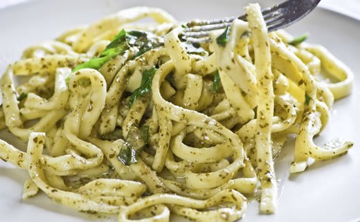 Tagliatelle s bosiljkom i rajčicom