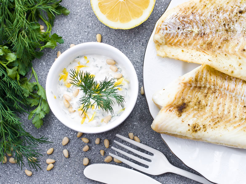 Losos s pesto umakom i jogurtom