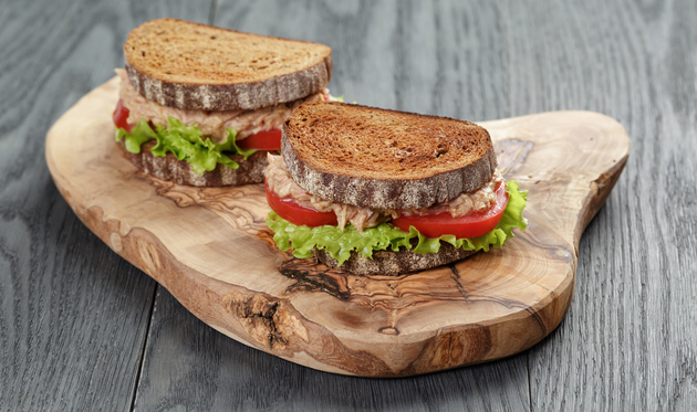 Sendvič s bogato začinjenom tunom