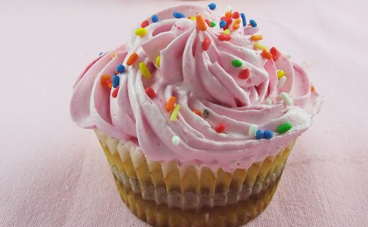 Muffini od malina sa slatkom kremom