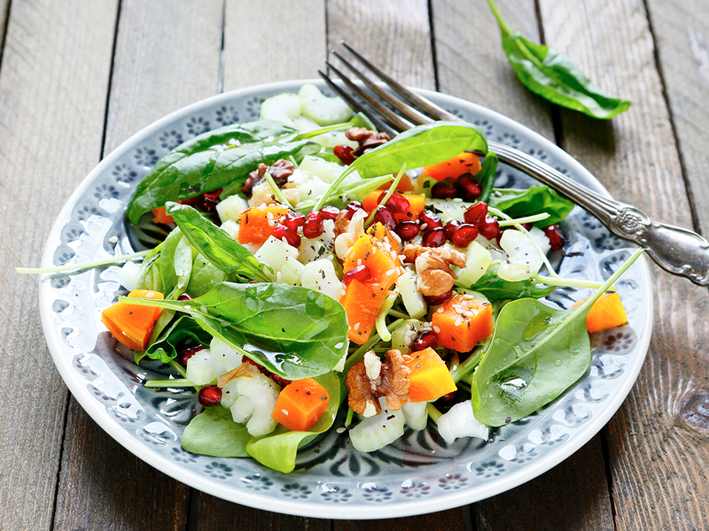 Salata s orasima i lososom