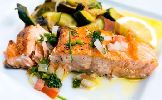 Losos na žaru sa salsom od avokada