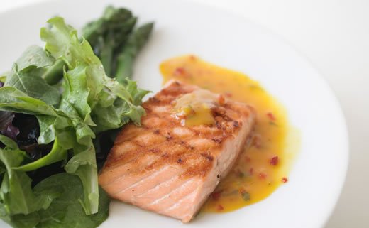 Pastrva s jabukama i bosiljkom