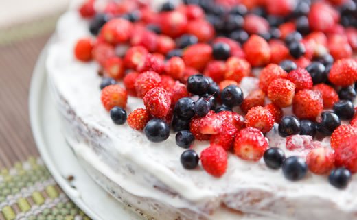 Kolač od jagoda i borovnica