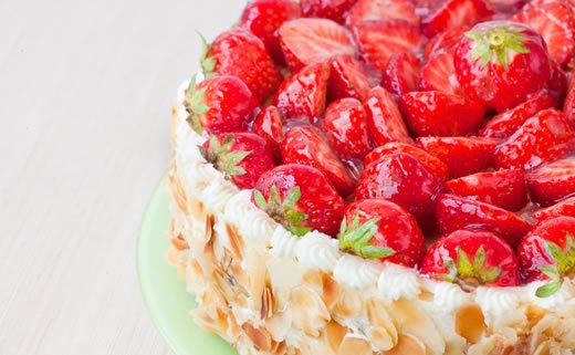 Kolač s jagodama i čokoladom