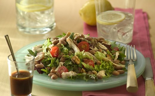 Pileća salata s jagodama i orasima