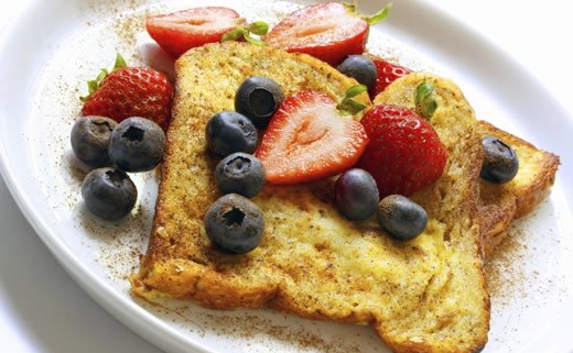 Pohani kruh s orasima i bobičastim voćem