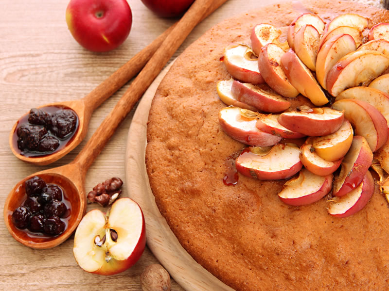 Topli kolač od jabuka