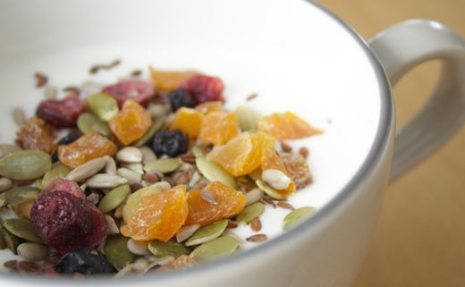 Granola s brusnicama i bademima