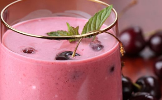 Voćni smoothie sa sokom od jabuke