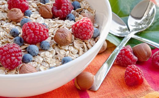 Muesli s malinama i lješnjacima