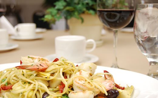 Tjestenina sa škampima, fetom i maslinama