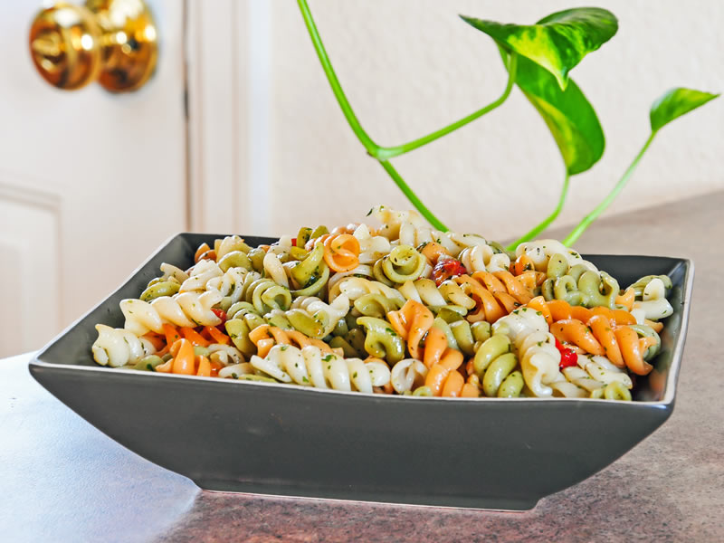 Salata od tjestenine i proljetnog povrća