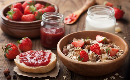 Granola s bademima i brusnicama