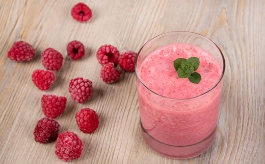 Smoothie od malina i maslaca od kikirikija