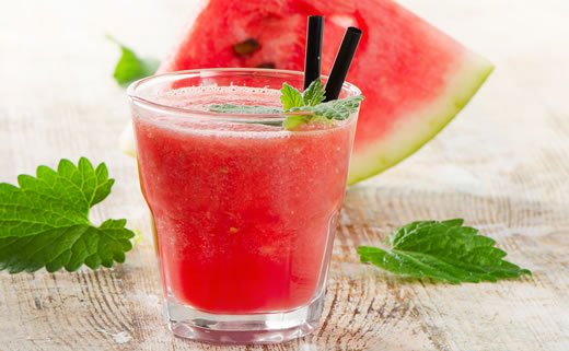 Osvježavajuća limunada s voćem