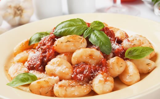 Njoki s rajčicom i slaninom