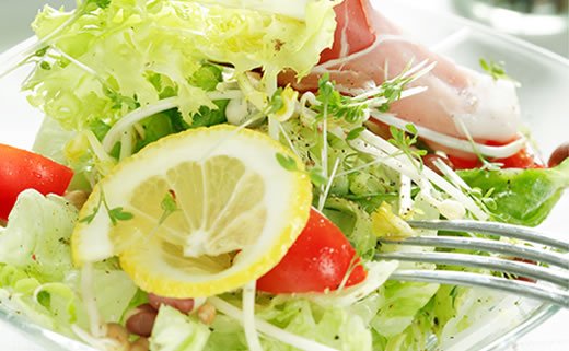 Salata od crvenog kupusa i jabuke