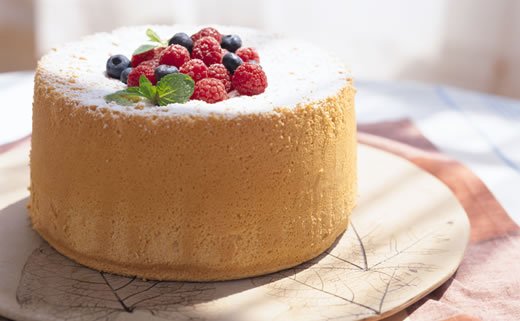 Kolač s marcipanom i bijelom čokoladom