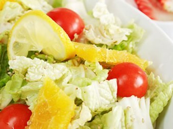 Salata od kelja, manga i sjemenki bundeve