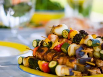 Ražnjići od jagoda, pršuta i mozzarelle