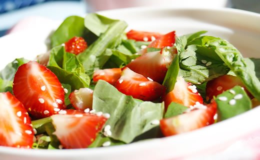 Salata od špinata, jagoda i ovčjeg sira