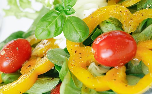 Salata od rajčice, luka i paprike.