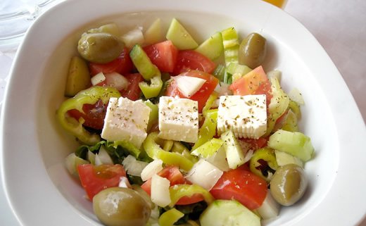 Salata od avokada, mozzarelle i cikle