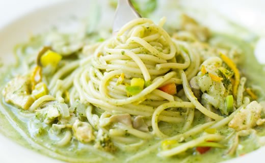 Tjestenina s avokadom i češnjakom