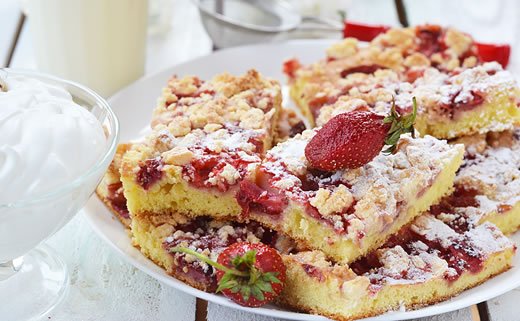 Pita s jagodama i bademima