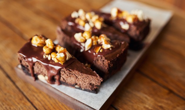 Čokoladni kolač s datuljama i orasima