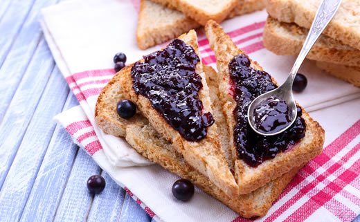 Tost s brusnicama i pistacijama