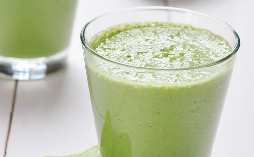 Smoothie od kokosa, badema i špinata