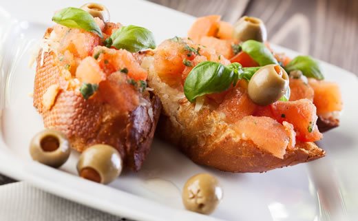 Tartar od lososa, manga i kopra